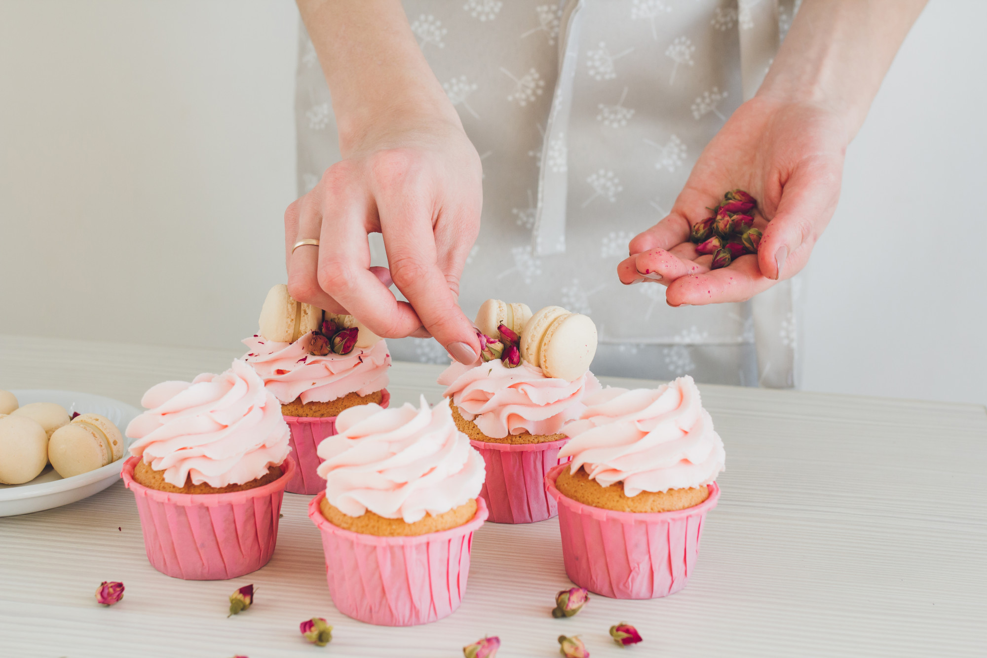 Students decorating cupcakes in workshop